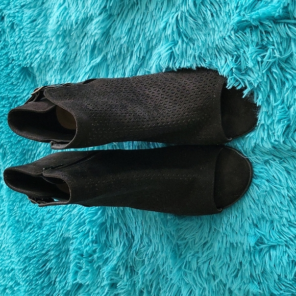 Coconuts by Matisse Laser Cut Chunky Heel Booties Size 10 - Picture 2 of 8